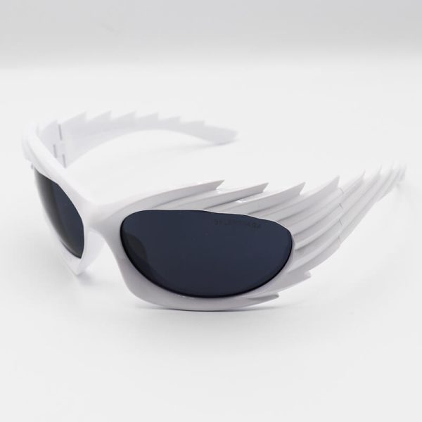 عکس از عینک آفتابی شانه ای بالنسیاگا با فریم سفید براق، فانتزی و لنز دودی مدل sh1006