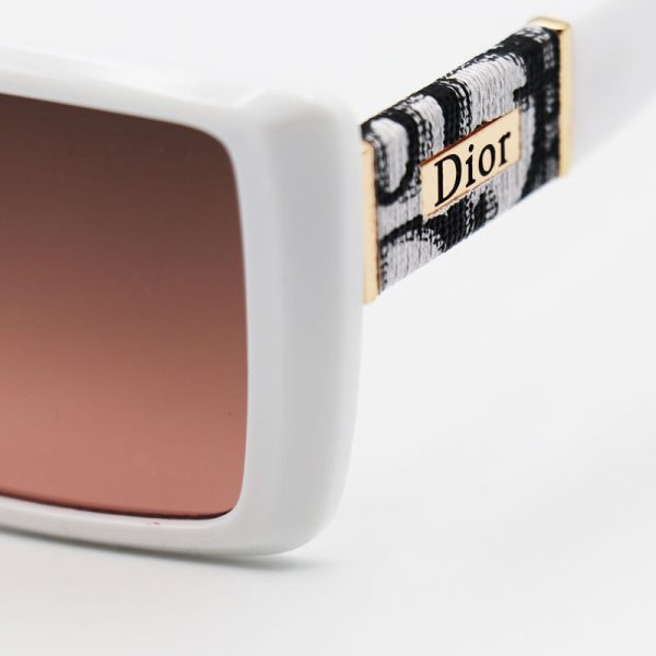 عکس از عینک آفتابی دیور با فریم مستطیلی، سفید رنگ و لنز قهوه ای مدل 8945