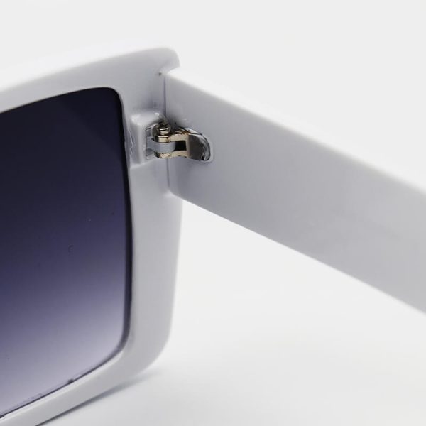 عکس از عینک آفتابی لویی ویتون با فریم سفید رنگ، مربعی شکل و لنز تیره مدل 7225