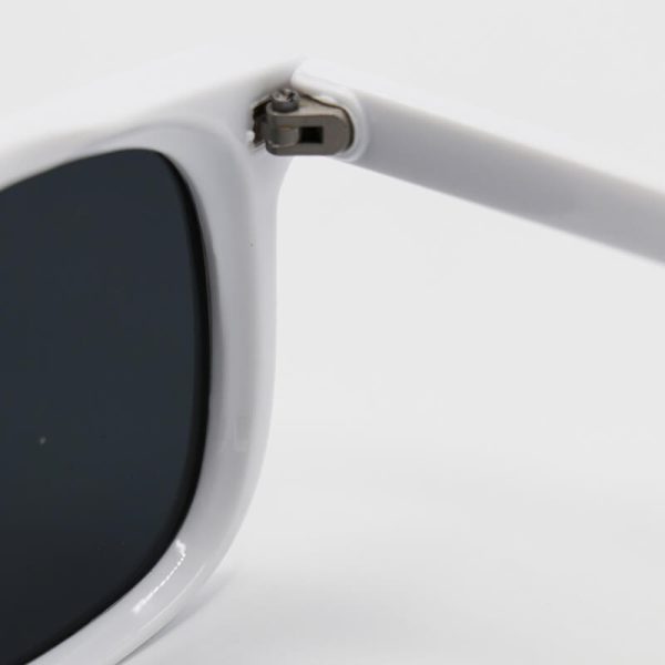 عکس از عینک آفتابی مربعی دیوید بکهام با فریم سفید رنگ و عدسی دودی تیره مدل d22842