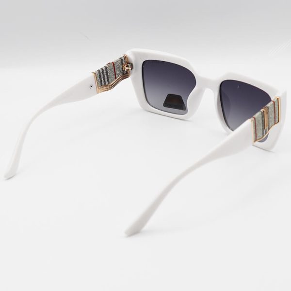 عکس از عینک آفتابی زنانه پلاریزه با فریم سفید، مربعی، لنز دودی، دسته طرح دار burberry مدل p2325