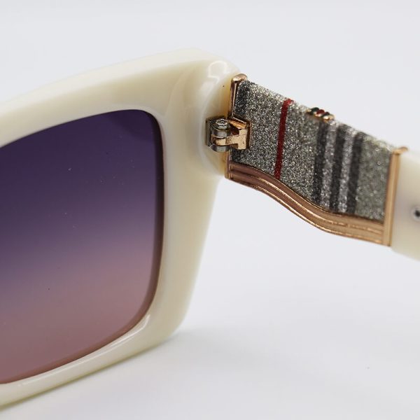 عکس از عینک آفتابی زنانه پلاریزه با فریم سفید شیری، مربعی و دسته طرح دار burberry مدل p2325
