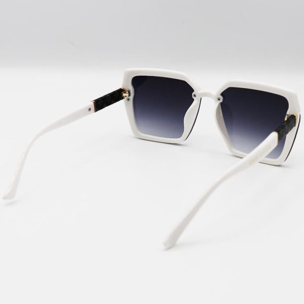 عکس از عینک آفتابی لویی ویتون با فریم سفید رنگ، مربعی شکل و لنز دودی سایه روشن مدل 6856
