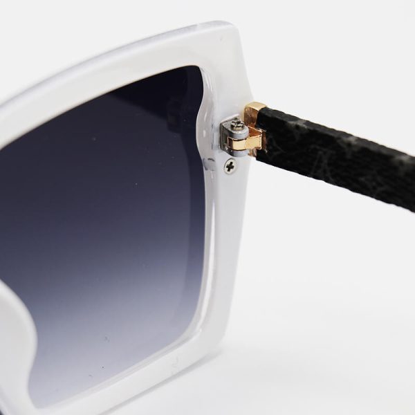 عکس از عینک آفتابی لویی ویتون با فریم سفید رنگ، مربعی شکل و لنز دودی سایه روشن مدل 6856