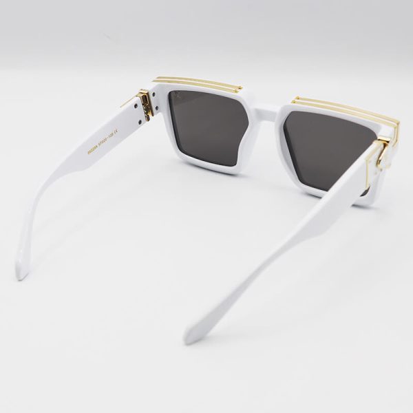 عکس از عینک آفتابی میلیونر با فریم سفید، مربعی شکل و لنز آینه‌ای نقره‌ای لویی ویتون مدل 86229a