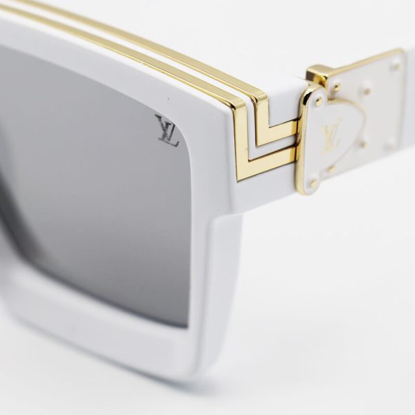 عکس از عینک آفتابی میلیونر با فریم سفید، مربعی شکل و لنز آینه‌ای نقره‌ای لویی ویتون مدل 86229a