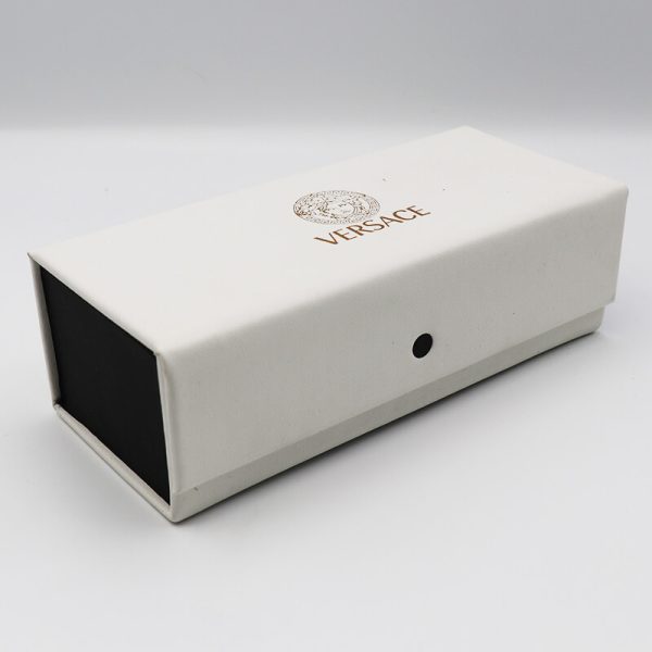 عکس از کیف عینک ورساچه versace مگنتی، مستطیلی و سفید رنگ مدل 992488
