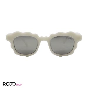 عکس از عینک آفتابی فانتزی زنانه با فریم سفید رنگ، ویفرر و لنز آینه ای شنل مدل fa455