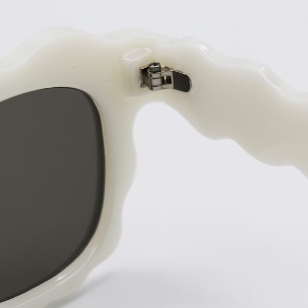 عکس از عینک آفتابی فانتزی زنانه با فریم سفید رنگ، ویفرر و لنز آینه ای شنل مدل fa455