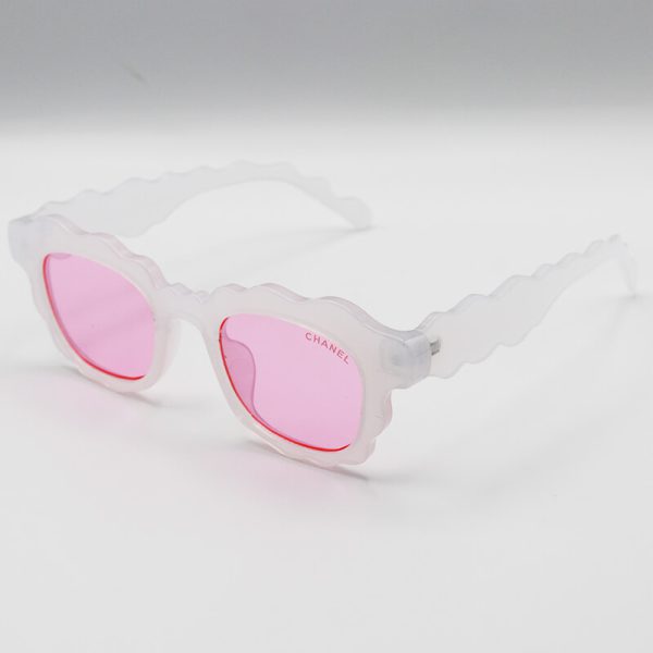 عکس از عینک شب فانتزی زنانه با فریم سفید رنگ، ویفرر و لنز صورتی chanel مدل fa455