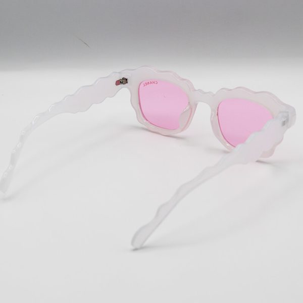 عکس از عینک شب فانتزی زنانه با فریم سفید رنگ، ویفرر و لنز صورتی chanel مدل fa455