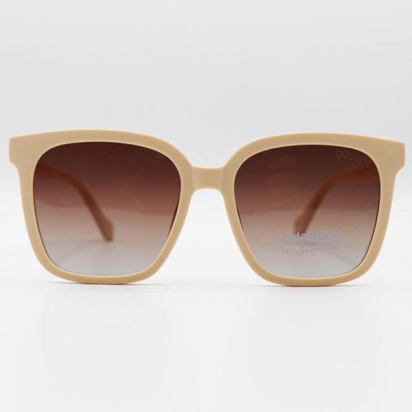 عکس از عینک آفتابی gucci با فریم مربعی شکل، کرمی رنگ و عدسی قهوه ای و پلرایزد مدل d2345p