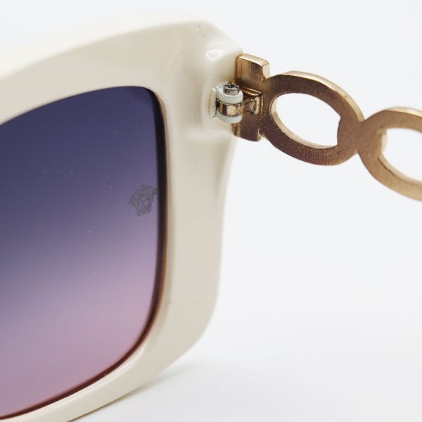 عکس از عینک آفتابی پلاریزه زنانه versace با فریم کرمی، دسته زنجیری و لنز دو رنگ مدل 3322