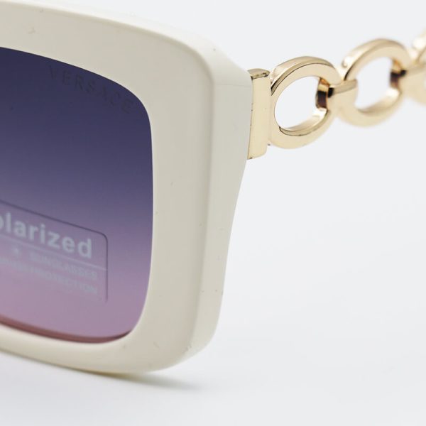 عکس از عینک آفتابی پلاریزه زنانه versace با فریم کرمی، دسته زنجیری و لنز دو رنگ مدل 3322
