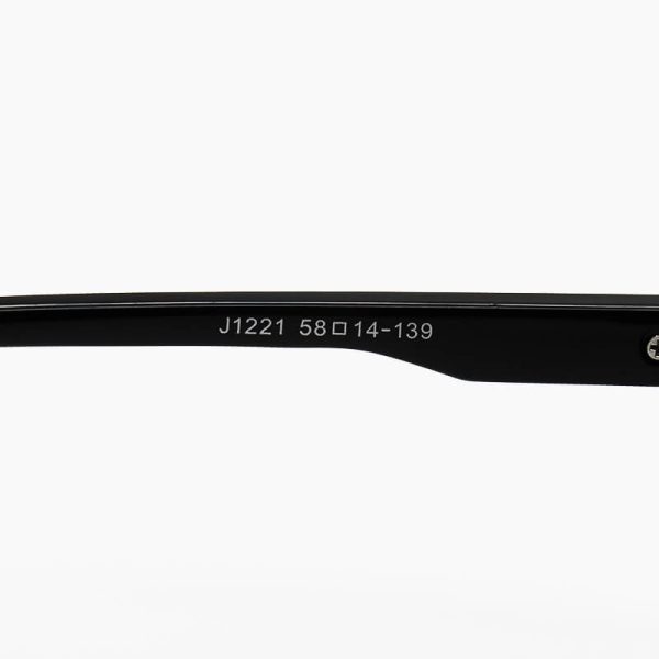 عکس از عینک آفتابی پلاریزه puma با فریم خلبانی، رنگ مشکی براق، لنز دودی تیره و دسته فنری مدل j1221