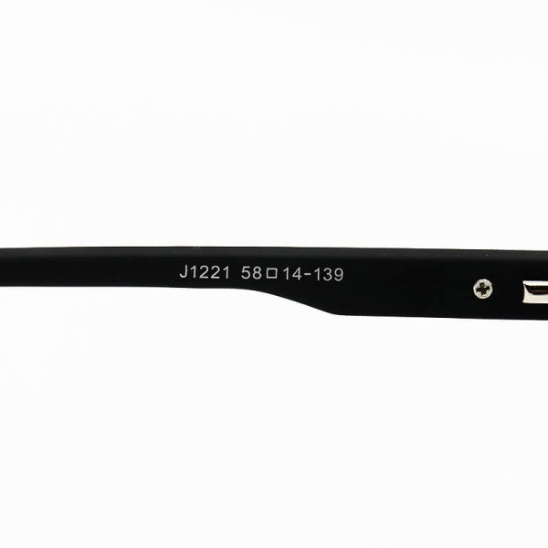 عکس از عینک آفتابی پوما با فریم خلبانی، رنگ مشکی مات، لنز دودی تیره و پلاریزه و دسته فنری مدل j1221