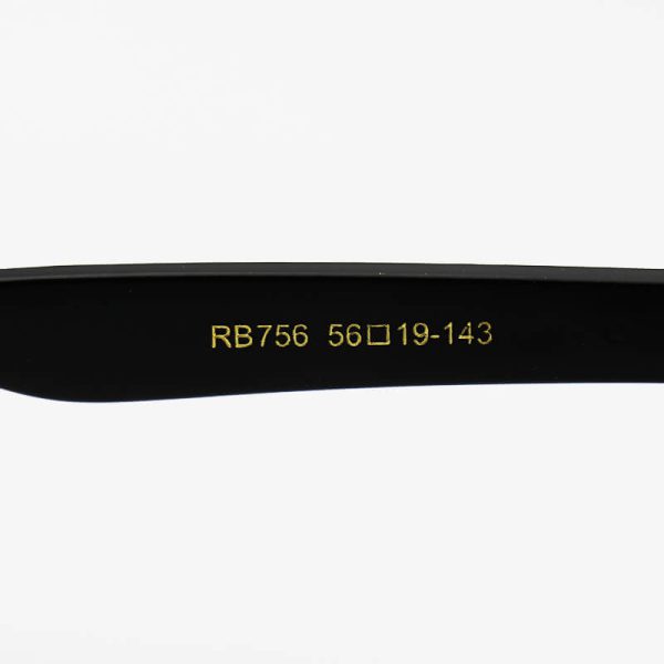 عکس از عینک آفتابی خلبانی ray-ban ferrari با فریم مشکی براق، عدسی دودی و جنس سنگ مدل rb756