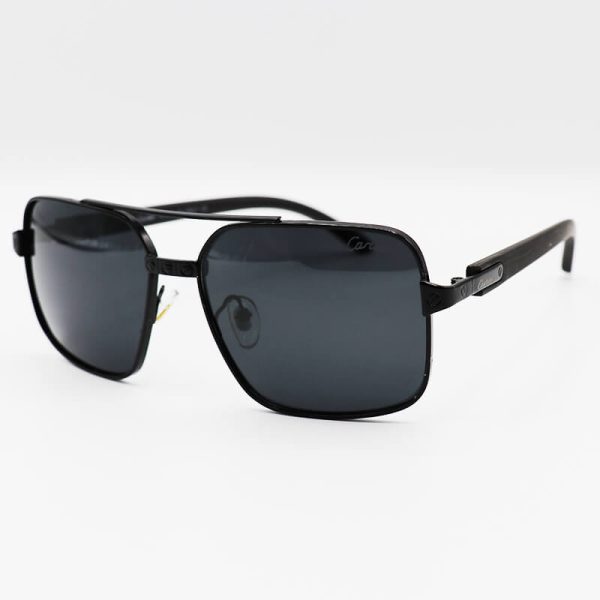 عکس از عینک آفتابی پلاریزه با فریم خلبانی، مشکی رنگ، دسته طرح چوب و عدسی دودی تیره کارتیه مدل p8357