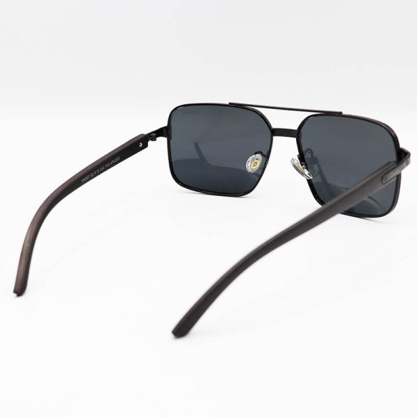 عکس از عینک آفتابی پلاریزه با فریم خلبانی، مشکی رنگ، دسته طرح چوب و عدسی دودی تیره کارتیه مدل p8357
