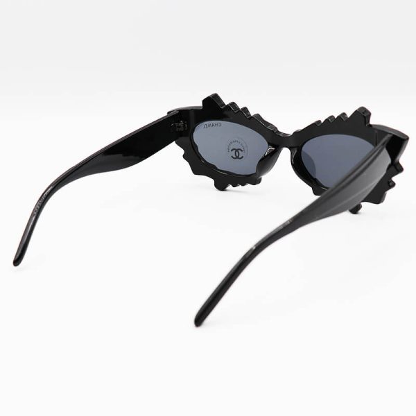 عکس از عینک آفتابی فانتزی با فریم طرح یخی، مشکی رنگ و لنز دودی تیره شنل مدل 9566