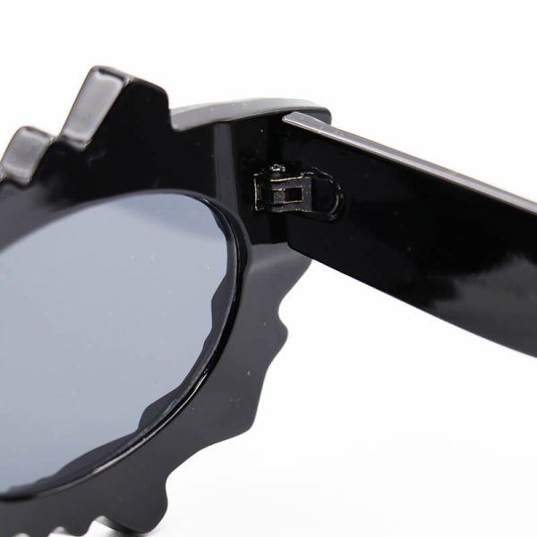 عکس از عینک آفتابی فانتزی با فریم طرح یخی، مشکی رنگ و لنز دودی تیره شنل مدل 9566
