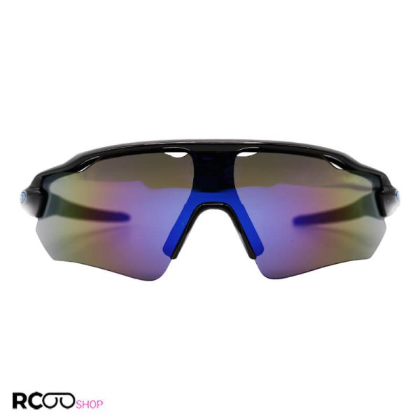عکس از عینک ورزشی نیم فریم و مشکی، با لنز آینه ای آبی رنگ برند اوکلی oakley مدل kl9208