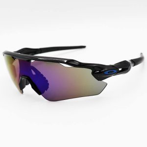 عکس از عینک ورزشی نیم فریم و مشکی، با لنز آینه ای آبی رنگ برند اوکلی Oakley مدل KL9208