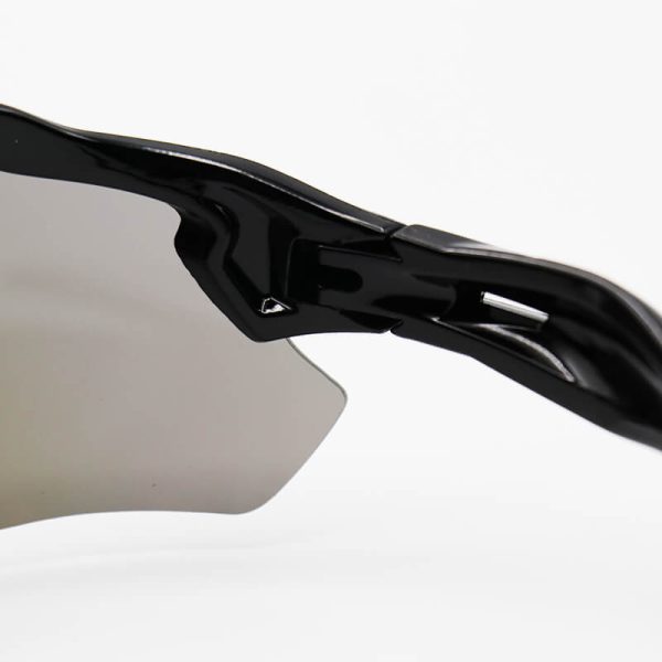 عکس از عینک ورزشی نیم فریم و مشکی، با لنز آینه ای آبی رنگ برند اوکلی oakley مدل kl9208