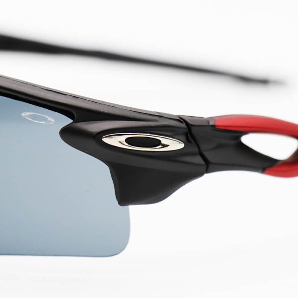 عکس از عینک ورزشی اوکلی oakley نیم فریم و مشکی رنگ با لنز دودی تیره مدل 9052
