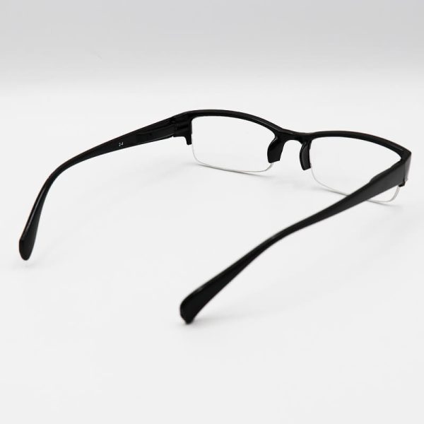 عکس از عینک مطالعه نیم فریم، کائوچو، مشکی رنگ، مستطیلی شکل و دسته فنری مدل 24