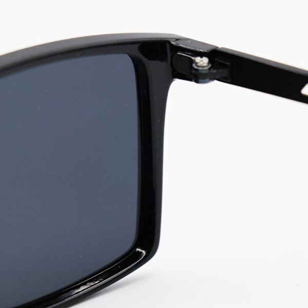 عکس از عینک آفتابی مستطیلی با فریم مشکی براق، لنز پلاریزه و دودی تیره porsche design مدل jb5529