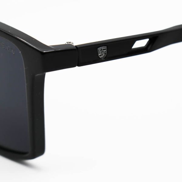 عکس از عینک آفتابی مستطیلی با فریم مشکی براق، لنز پلاریزه و دودی تیره porsche design مدل jb5529
