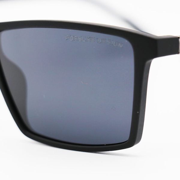 عکس از عینک آفتابی مستطیلی با فریم مشکی مات، لنز پلاریزه و دودی تیره پورشه دیزاین مدل jb5529