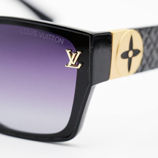 عکس از عینک آفتابی پلاریزه لویی ویتون با فریم مشکی رنگ، مستطیلی شکل و عدسی دودی مدل p22364