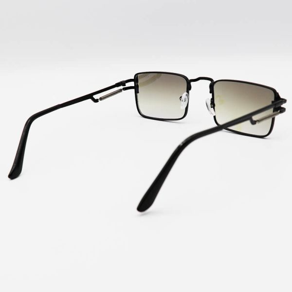 عکس از عینک آفتابی گوچی با فریم مشکی رنگ، مستطیلی شکل، لنز دودی و آینه ای مدل fan01
