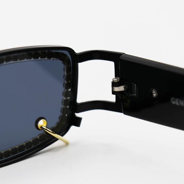 عکس از عینک آفتابی پیرسینگ دار، با فریم مستطیلی شکل، نگین دار، مشکی رنگ جنتل مانستر مدل gw003
