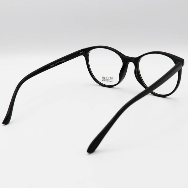 عکس از عینک بلوکات با فریم مشکی رنگ، از جنس کائوچو، شکل گرد و لنز uv400 مدل 28020