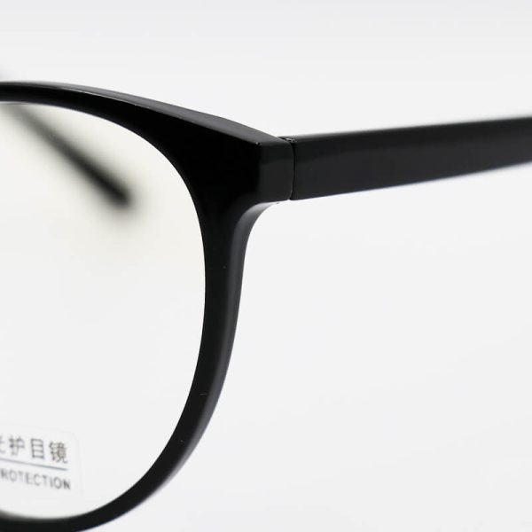 عکس از عینک بلوکات با فریم مشکی رنگ، از جنس کائوچو، شکل گرد و لنز uv400 مدل 28020