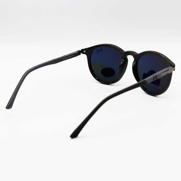 عکس از عینک آفتابی گرد persol با فریم مشکی، لنز آنتی رفلکس، دودی تیره و دسته فنری مدل tr8084g