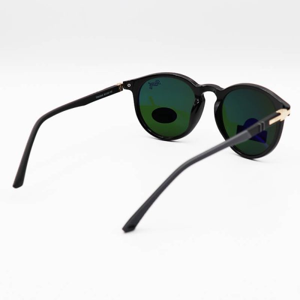 عکس از عینک آفتابی پرسول با فریم مشکی، شکل گرد و عدسی سنگ، دودی تیره و دسته فنری مدل tr8084g