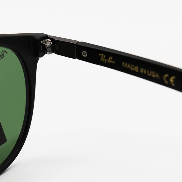 عکس از عینک آفتابی ray-ban ferrari با فریم گرد، مشکی مات، لنز سبز و جنس سنگ مدل rb716