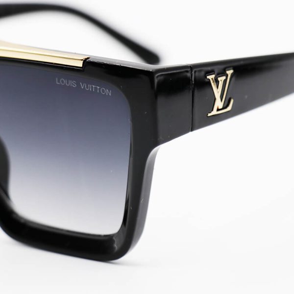 عکس از عینک آفتابی louis vuitton با فریم مشکی رنگ، مربعی شکل و لنز دودی هایلایت مدل 9692
