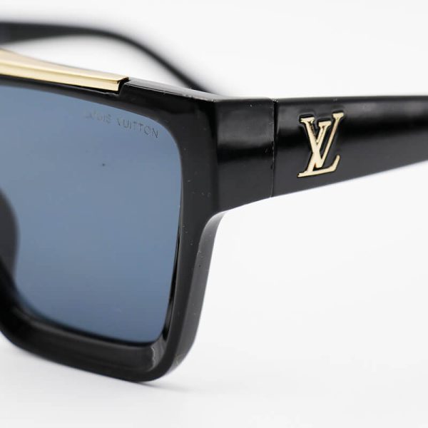 عکس از عینک آفتابی لویی ویتون با فریم مشکی رنگ، مربعی شکل و عدسی دودی تیره مدل 9692