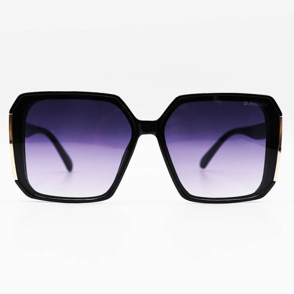 عکس از عینک آفتابی زنانه باربری با فریم مشکی رنگ، مربعی شکل و عدسی دودی سایه روشن مدل 5617