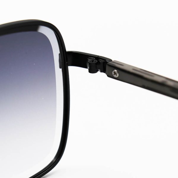 عکس از عینک آفتابی میباخ با فریم فلزی، مشکی رنگ، مربعی شکل و عدسی دودی هایلایت مدل 9008