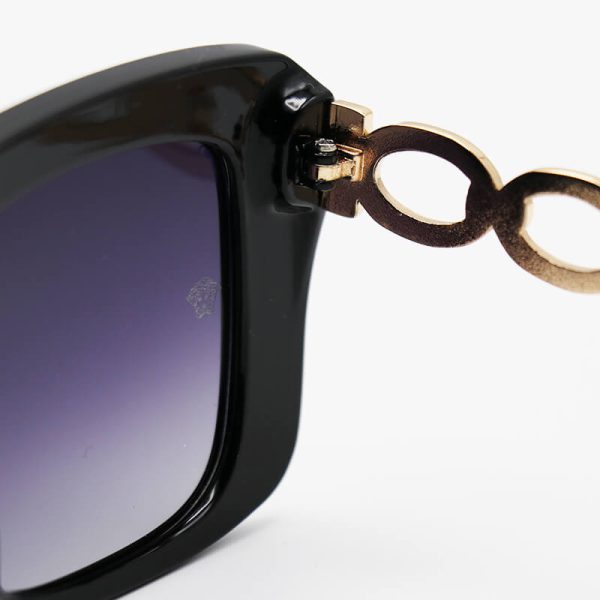 عکس از عینک آفتابی زنانه ورساچه با فریم مشکی، دسته طرح زنجیری و لنز پلاریزه و دودی هایلایت مدل 3322