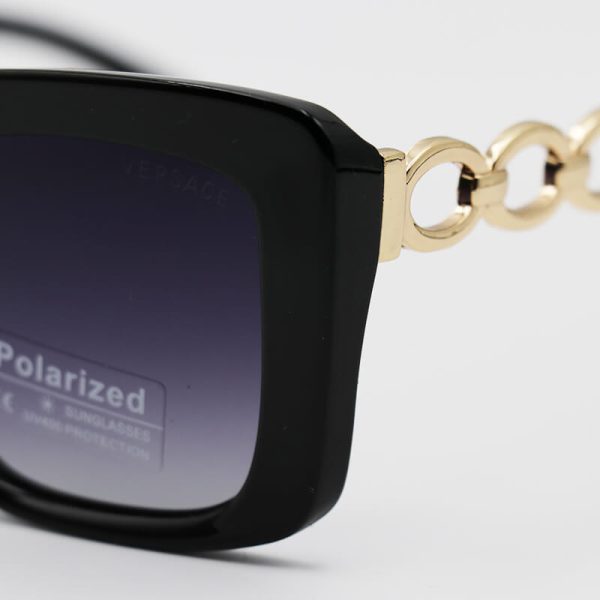 عکس از عینک آفتابی زنانه ورساچه با فریم مشکی، دسته طرح زنجیری و لنز پلاریزه و دودی هایلایت مدل 3322
