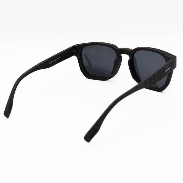 عکس از عینک آفتابی پلاریزه لاگوست با فریم مربعی شکل، رنگ مشکی مات و عدسی دودی تیره مدل wf2219