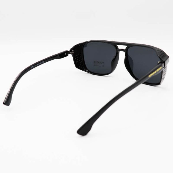 عکس از عینک آفتابی بغل دار پورشه دیزاین با فریم مشکی رنگ، مربعی شکل و لنز پلاریزه و دودی مدل p192