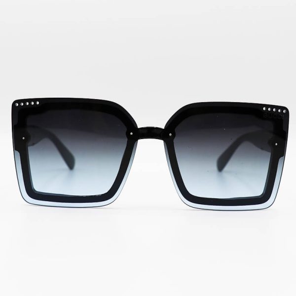 عکس از عینک آفتابی زنانه با فریم مشکی، مربعی شکل، دسته طوسی و لنز هایلایت برند گوچی مدل 6834